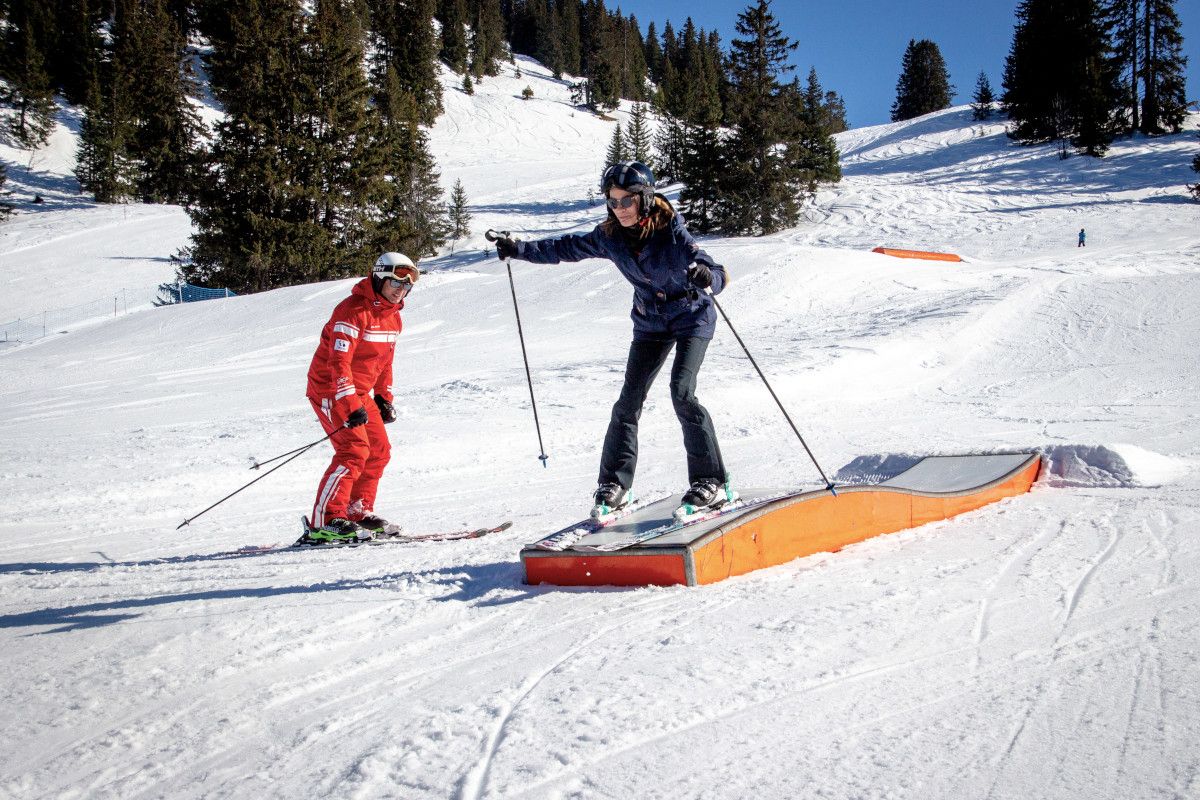 chateau-oex-gstaad-rougemont-saanen-ski-lessons-unterricht-les-ski-cours-group-groep-collectif-prive-privat-ski-school-ecole-vaud-suisse-schweiz-switzerland