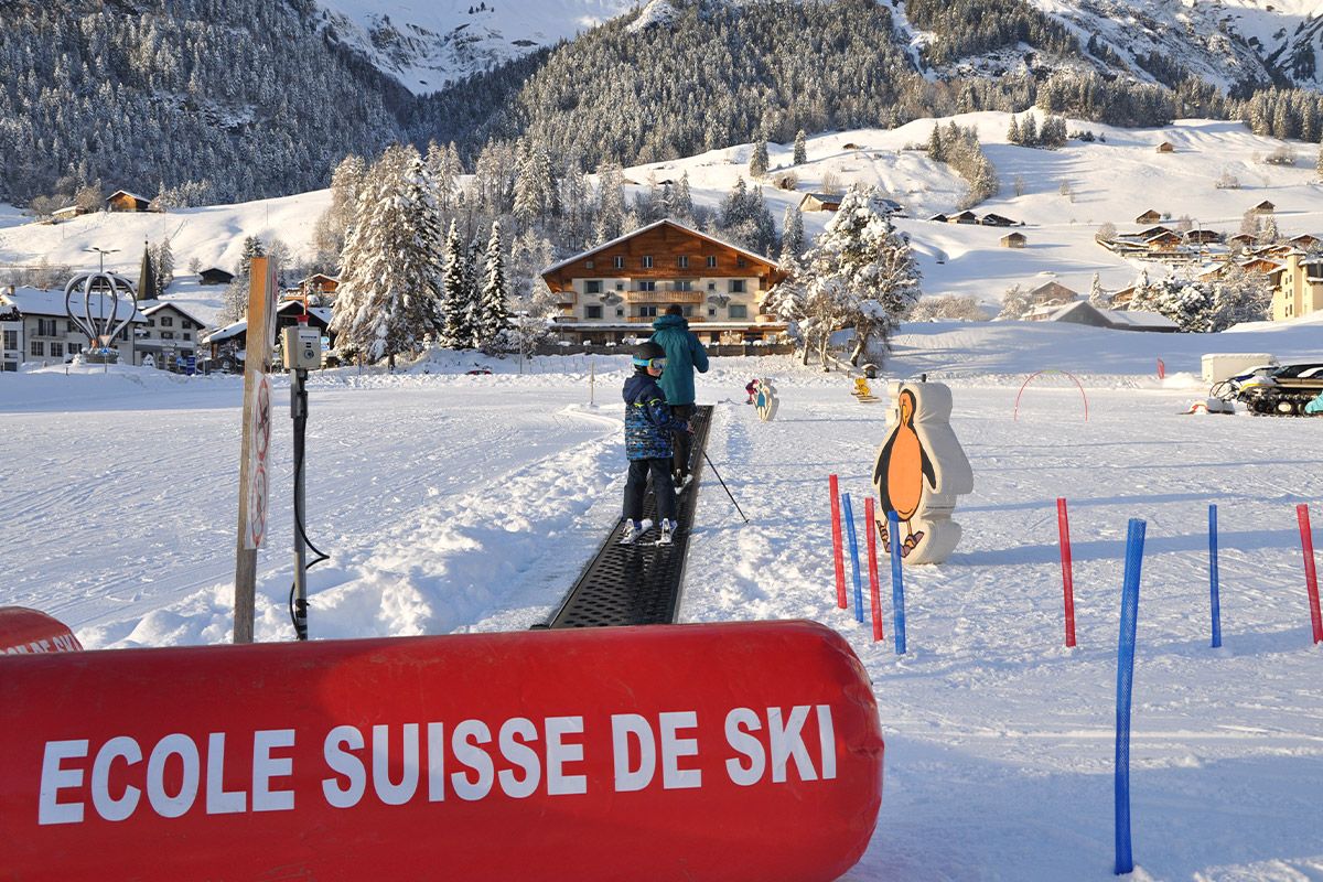 chateau-oex-gstaad-rougemont-saanen-ski-lessons-unterricht-les-ski-cours-group-groep-collectif-prive-privat-ski-school-ecole-vaud-suisse-schweiz-switzerland